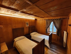 Twin Room | WiFi (free), bed sheets
