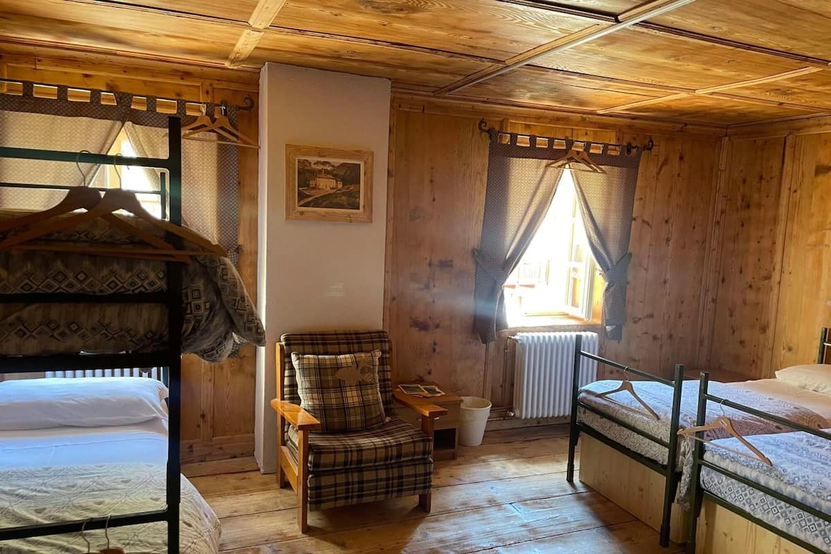 Quadruple Room | WiFi (free), bed sheets