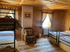 Habitación cuádruple | Wifi gratis y ropa de cama