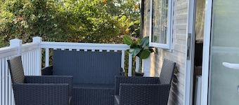Cabin Sleeps 8 - Free Parking, Patio, Pool