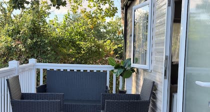 Cabin Sleeps 8 - Free Parking, Patio, Pool