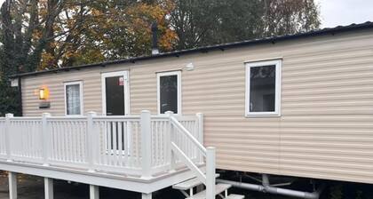 Cabin Sleeps 8 - Free Parking, Patio, Pool