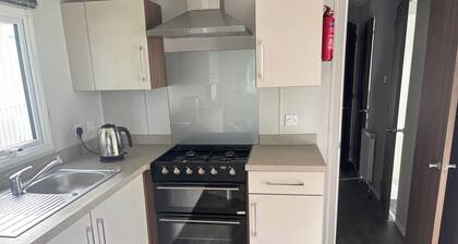 Cabin Sleeps 8 - Free Parking, Patio, Pool