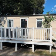 Cabin Sleeps 8 - Free Parking, Patio, Pool