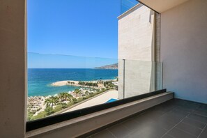 A balcony with a view of a beach and the sea. - Tilosofi Luxury Apartments (Sarande)