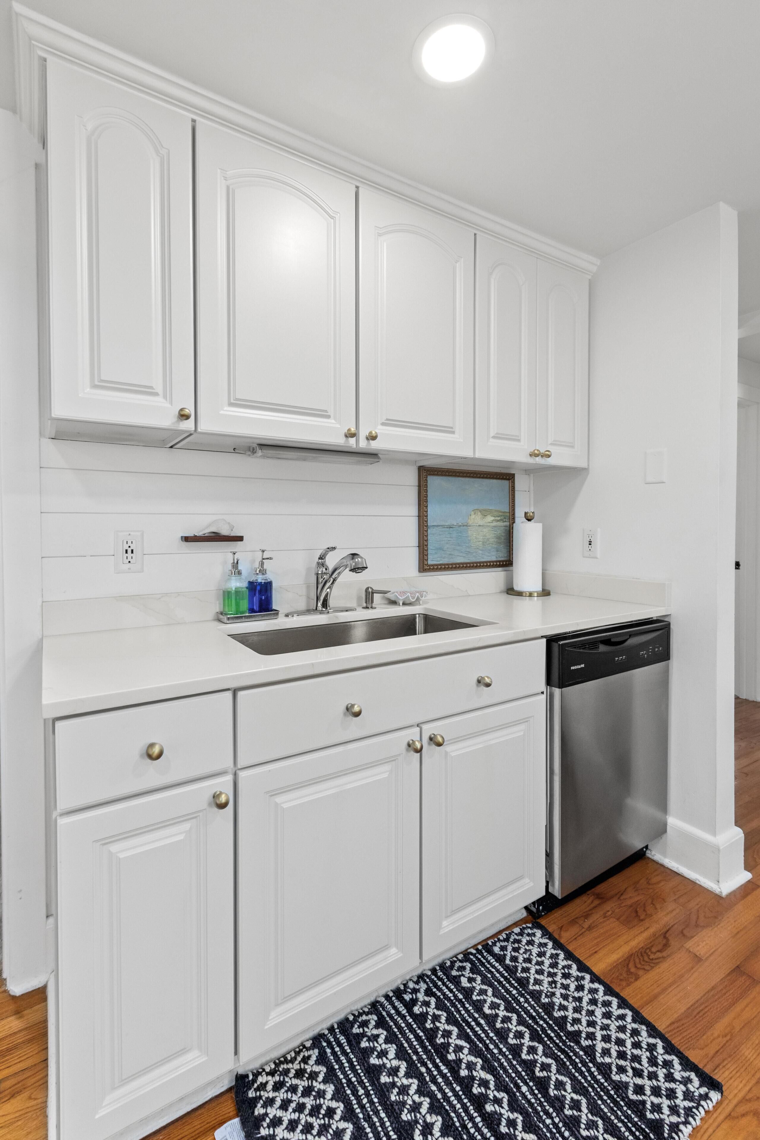 Cottage, 2 Queen Beds (Private Rifle Range Cottage -Near IOP) | Private kitchen