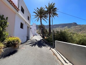 Property grounds - Apartment 'Alquilaencanarias Plaza De Alojera' with Wi-Fi (Alojera)
