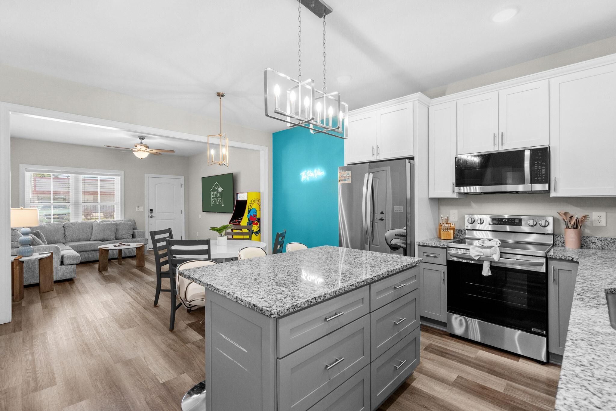 House, Multiple Beds (Pier View-Sleeps 10-Pets-Walk to Beac) | Private kitchen