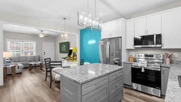 House, Multiple Beds (Pier View-Sleeps 10-Pets-Walk to Beac) | Private kitchen
