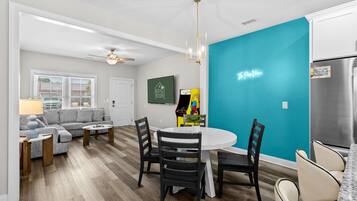House, Multiple Beds (Pier View-Sleeps 10-Pets-Walk to Beac) | Dining