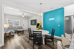 獨棟房屋, 多張床 (Pier View-Sleeps 10-Pets-Walk to Beac) | 用餐區
