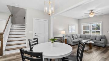 House, Multiple Beds (Pier View-Sleeps 10-Pets-Walk to Beac) | Interior