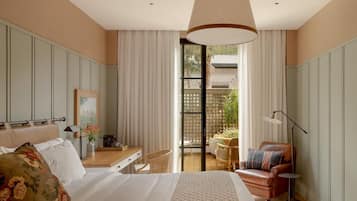 Phòng đôi Deluxe, quang cảnh vườn | Két bảo mật tại phòng, bàn, khu vực làm việc phù hợp cho laptop