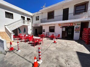 Outdoor dining - Apartment 'Alquilaencanarias Plaza Alojera 2' with Sea View and Wi-Fi (Vallehermoso)