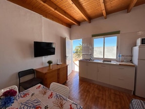 Private kitchen - Apartment 'Alquilaencanarias Plaza Alojera 2' with Sea View and Wi-Fi (Vallehermoso)