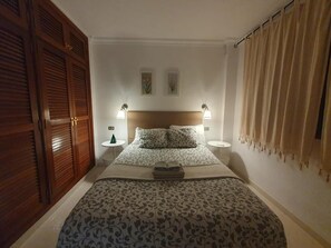 2 chambres, fer et planche à repasser, Wi-Fi, draps fournis