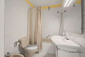 A bathroom with a toilet, a shower, and a sink. - Vacation Apartment 'Alquilaencanarias-medano Tío' with Wi-Fi (El Médano)