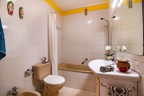 Douche, sèche-cheveux, serviettes fournies