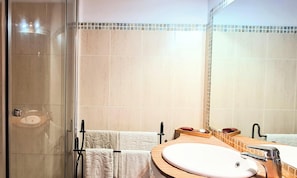 Toallas, jabón, papel de baño