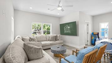 House, Multiple Beds (Blue Horizon-2.5 Blocks to Ocean-Pet ) | Living area