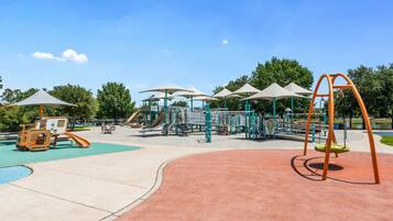 House, Multiple Beds (Blue Horizon-2.5 Blocks to Ocean-Pet ) | Children's area