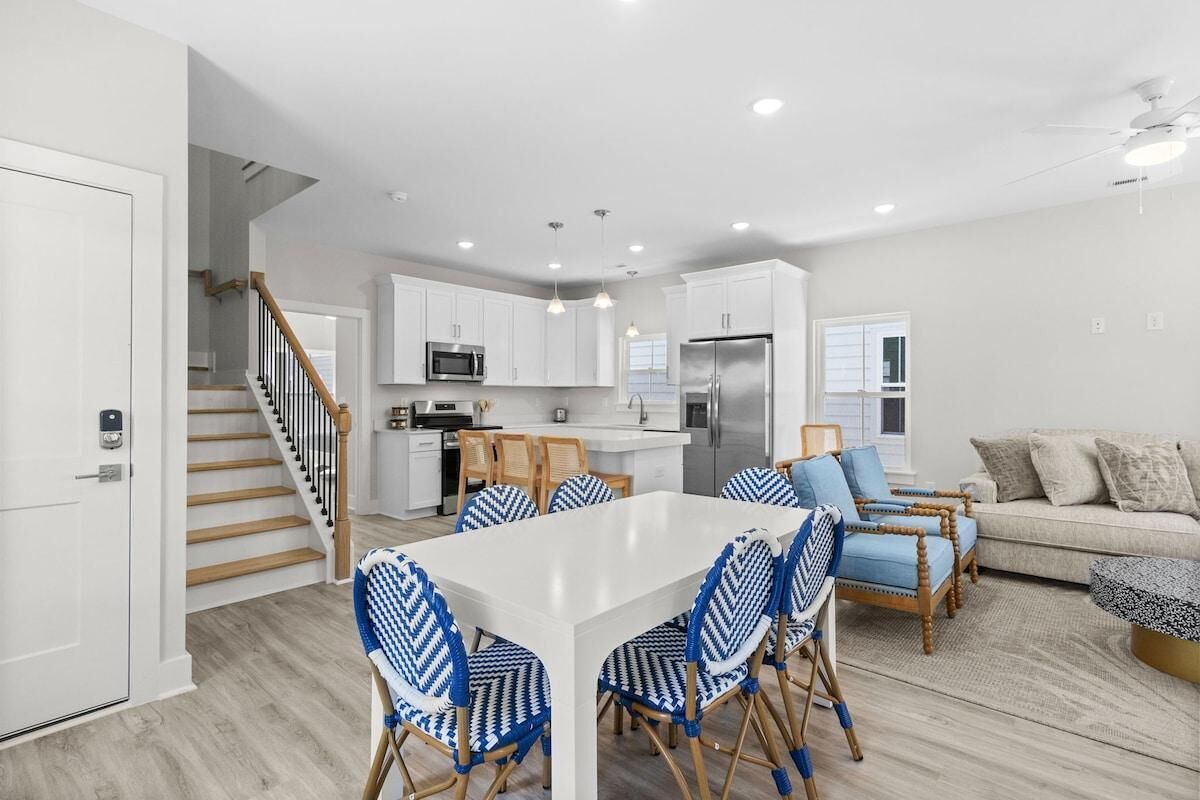 House, Multiple Beds (Blue Horizon-2.5 Blocks to Ocean-Pet ) | Interior