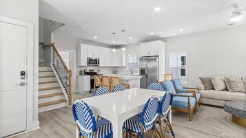 House, Multiple Beds (Blue Horizon-2.5 Blocks to Ocean-Pet ) | Interior