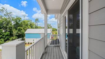 House, Multiple Beds (Blue Horizon-2.5 Blocks to Ocean-Pet ) | Property grounds