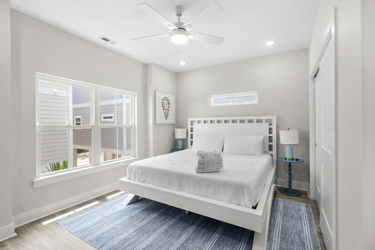 House, Multiple Beds (Blue Horizon-2.5 Blocks to Ocean-Pet ) | 4 bedrooms
