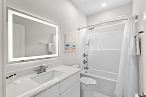 Ferienhaus, Mehrere Betten (Blue Horizon-3 Blocks to Ocean-Pet) | Badezimmer