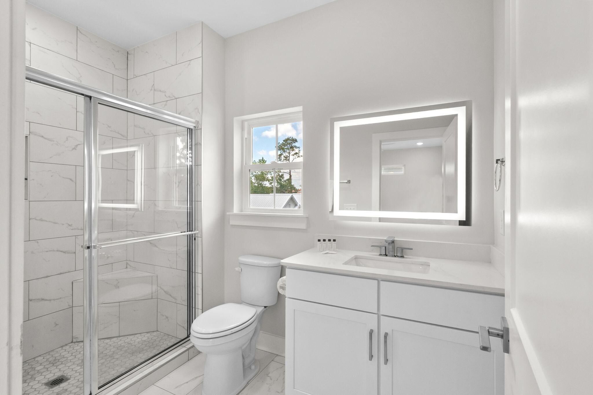 Maison, plusieurs lits (Blue Horizon-3 Blocks to Ocean-Pet) | Salle de bain