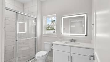 Maison, plusieurs lits (Blue Horizon-3 Blocks to Ocean-Pet) | Salle de bain