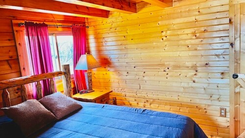 Walnut Cabin with Hot Tub Jacuzzi