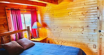 Walnut Cabin with Hot Tub Jacuzzi