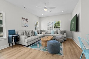 Living area - Swell House 2.5 Blocks to Ocean Pet Friendly (Myrtle Beach)