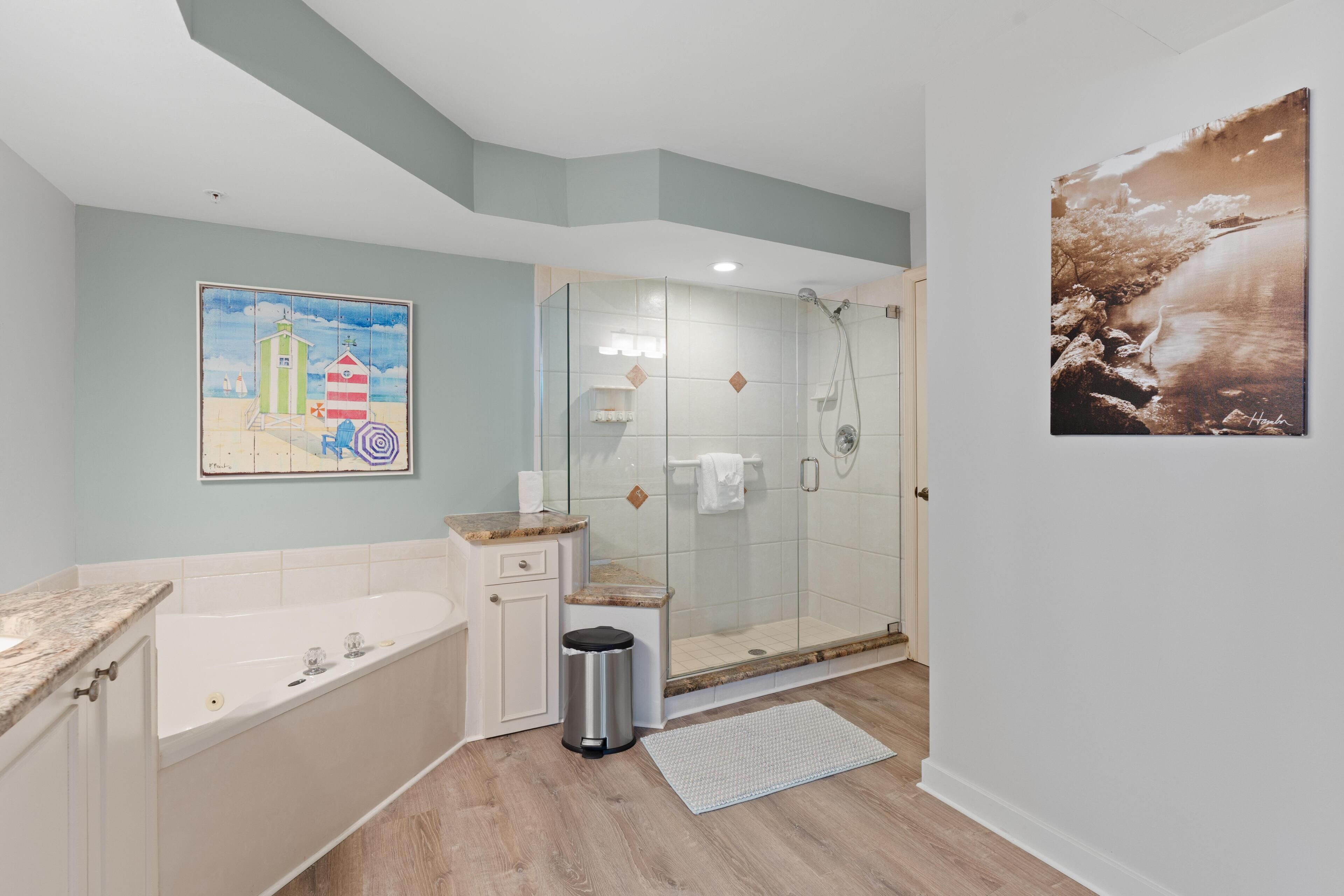 Een moderne badkamer met bad, douche en douchecabine.