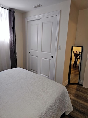 2 habitaciones, tabla de planchar con plancha, wifi y ropa de cama