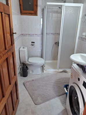 Haartrockner, Handtücher, Seife, Toilettenpapier