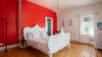 4 bedrooms, iron/ironing board, WiFi (free), bed sheets