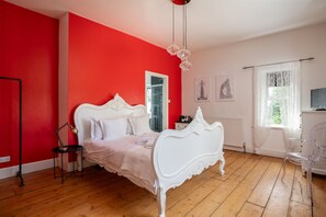 4 bedrooms, iron/ironing board, free WiFi, bed sheets