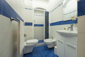 Bathroom - Vrbo Property (Firenze)