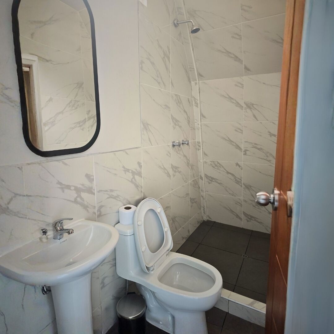 Combined shower/bathtub, towels, soap, shampoo
