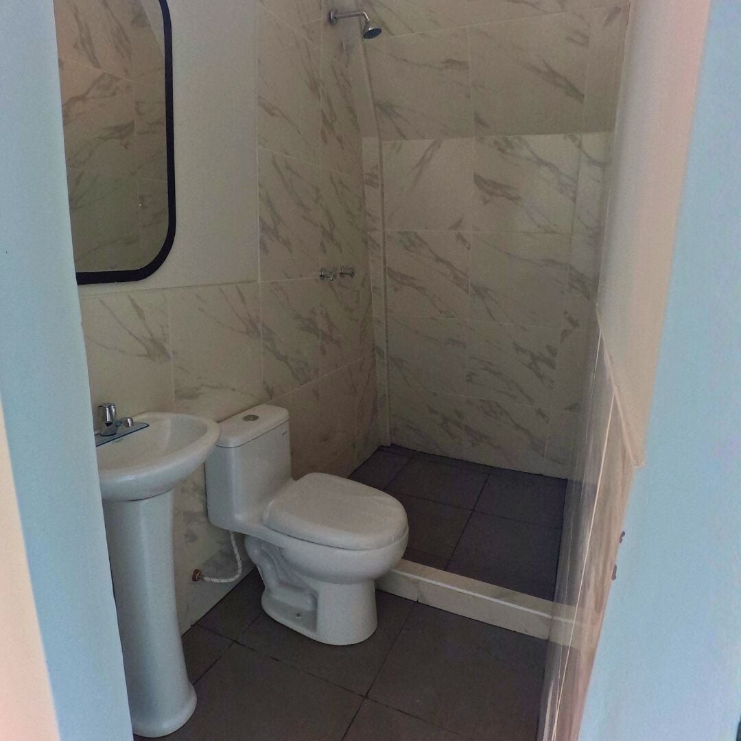 Combined shower/tub, towels, soap, shampoo