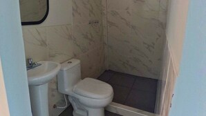 Combined shower/bathtub, towels, soap, shampoo - Collpapampa Sky Dome Camps (Santa Teresa)