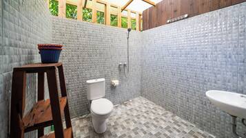 Habitación Deluxe | Baño | Ducha, toallas, jabón y champú