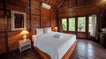 Deluxe Room | Desk, free WiFi