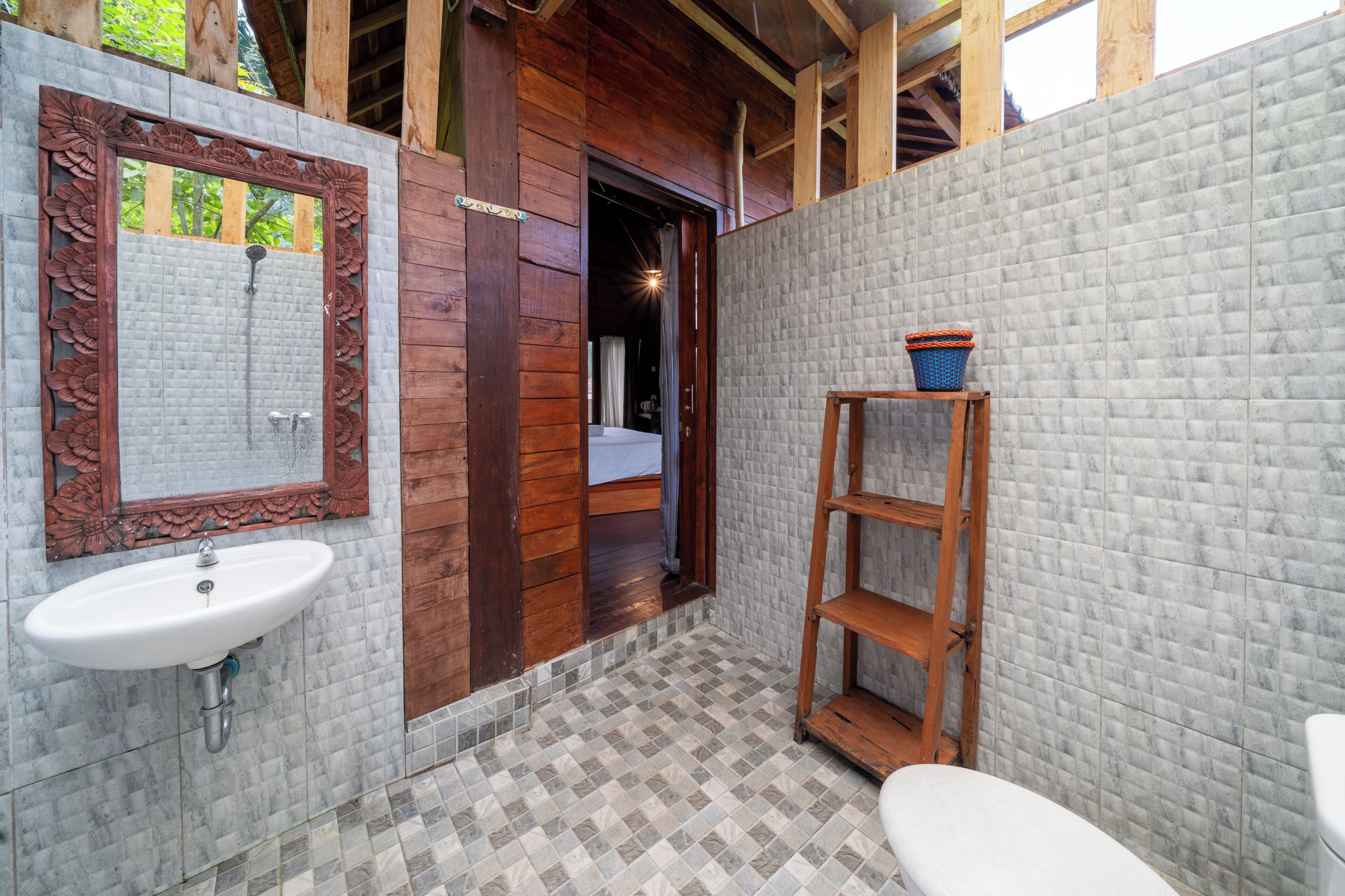 Deluxe Room | Bathroom | Shower, towels, soap, shampoo