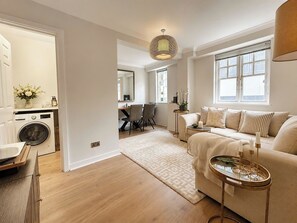 Living area - Central Holborn 3 Beds 2 Baths Flat (London)