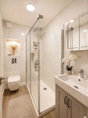 Bathroom - Central Holborn 3 Beds 2 Baths Flat (London)