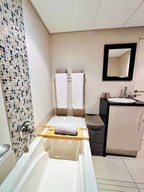 Shower, hair dryer, towels, soap - Stylish 2-Bed Apartment with Pool, Gym & Mountain Views. Walk to V&A Waterfront! (Cape Town)